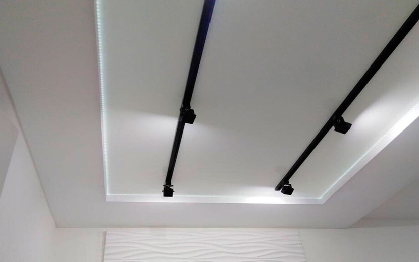 Сатиновые натяжные потолки в гостиную Минск