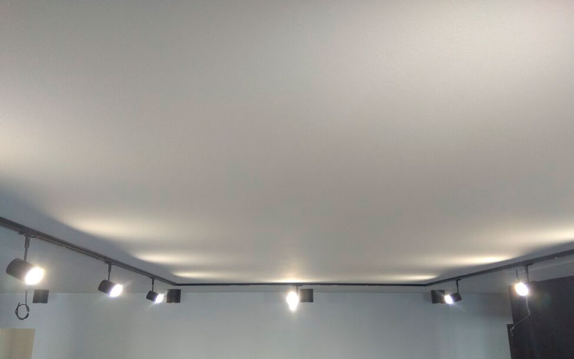 Глянцевые натяжные потолки в гостиную Минск